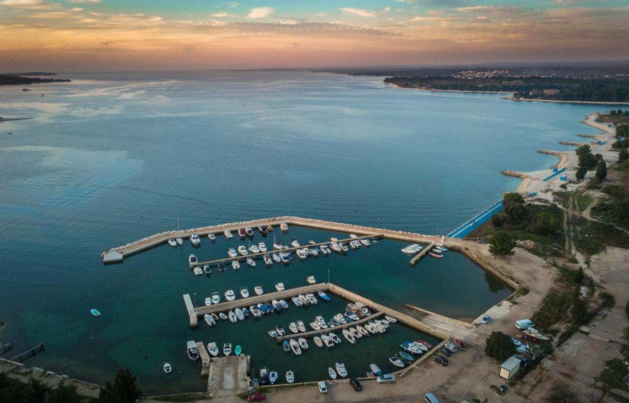 Villa Andrija Family Dream With Heated Pool At The Sea With Beautiful Garden, Outside Cinema And Kids Playground Fažana Zewnętrze zdjęcie