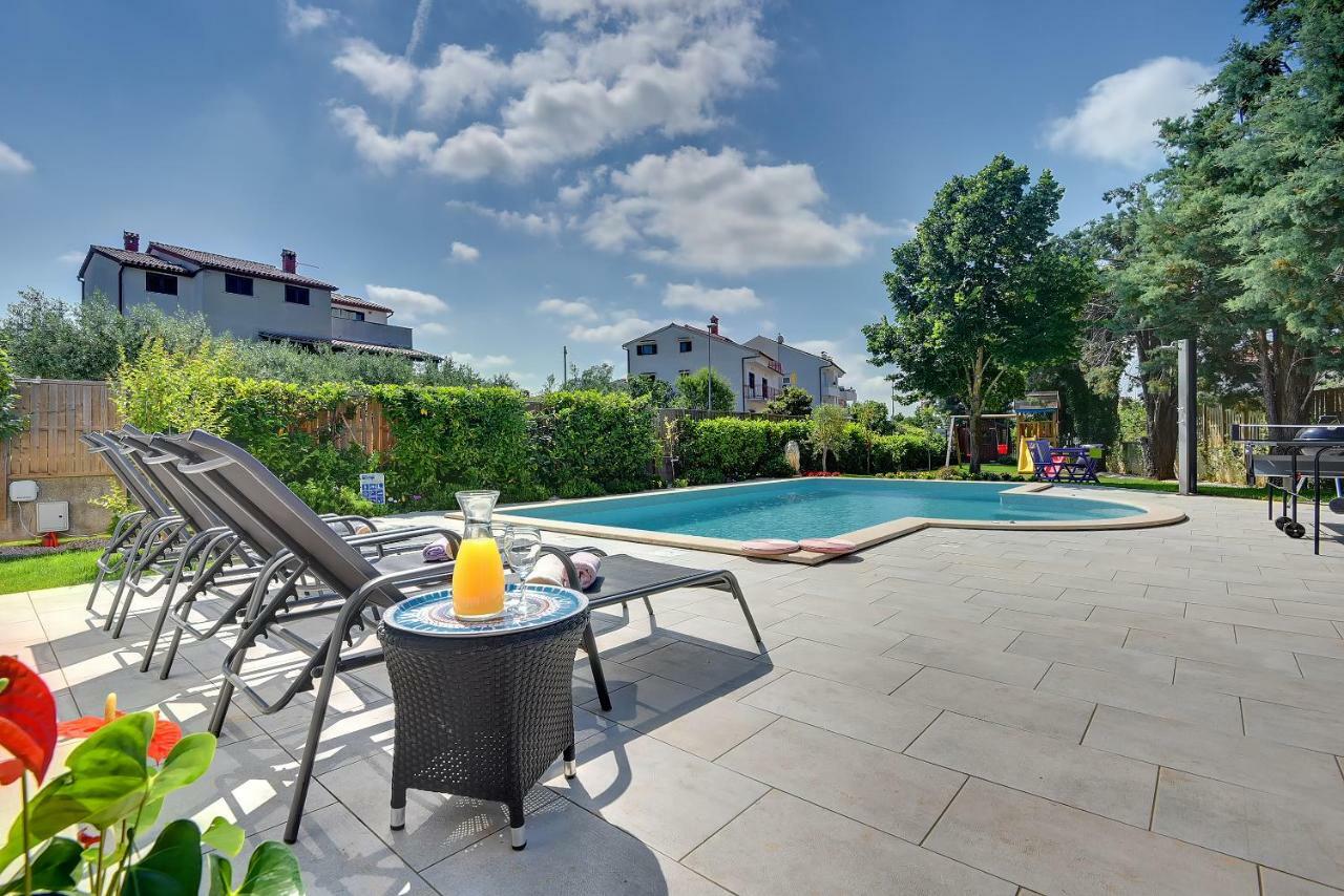 Villa Andrija Family Dream With Heated Pool At The Sea With Beautiful Garden, Outside Cinema And Kids Playground Fažana Zewnętrze zdjęcie