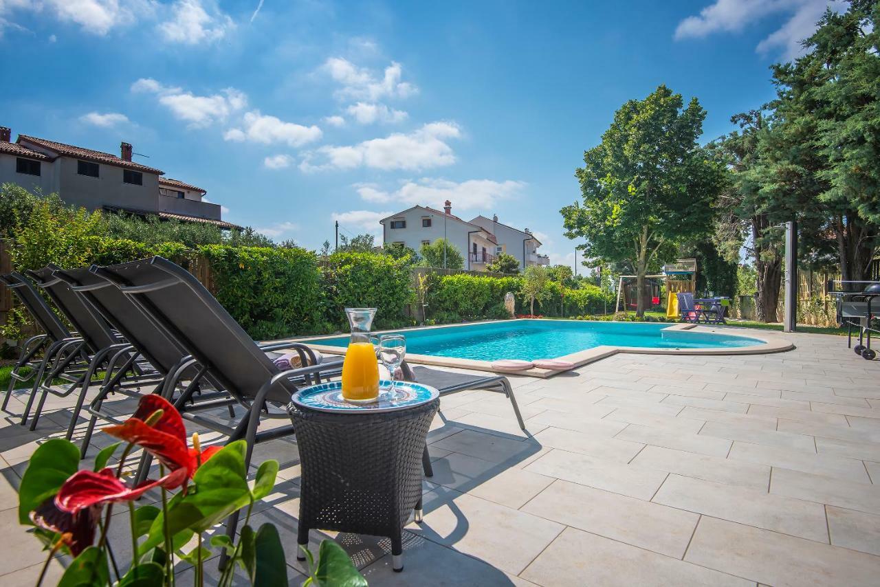 Villa Andrija Family Dream With Heated Pool At The Sea With Beautiful Garden, Outside Cinema And Kids Playground Fažana Zewnętrze zdjęcie