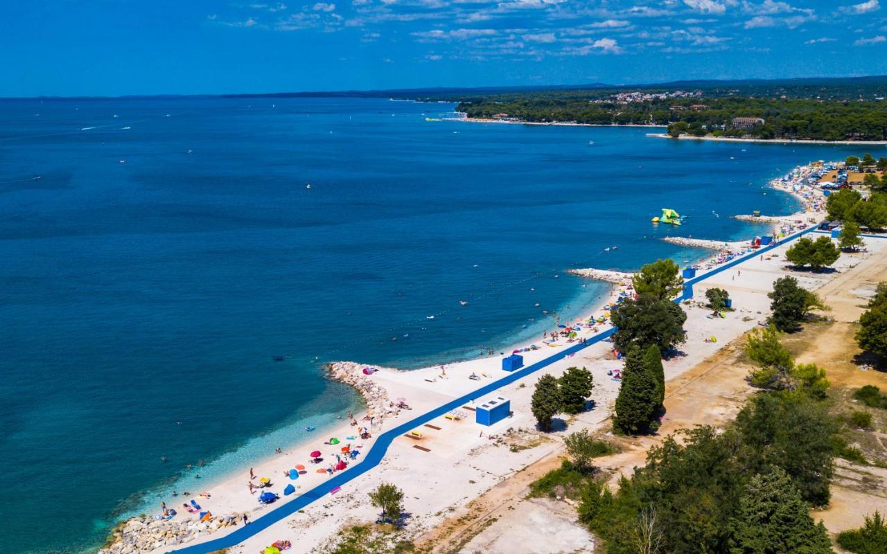 Villa Andrija Family Dream With Heated Pool At The Sea With Beautiful Garden, Outside Cinema And Kids Playground Fažana Zewnętrze zdjęcie